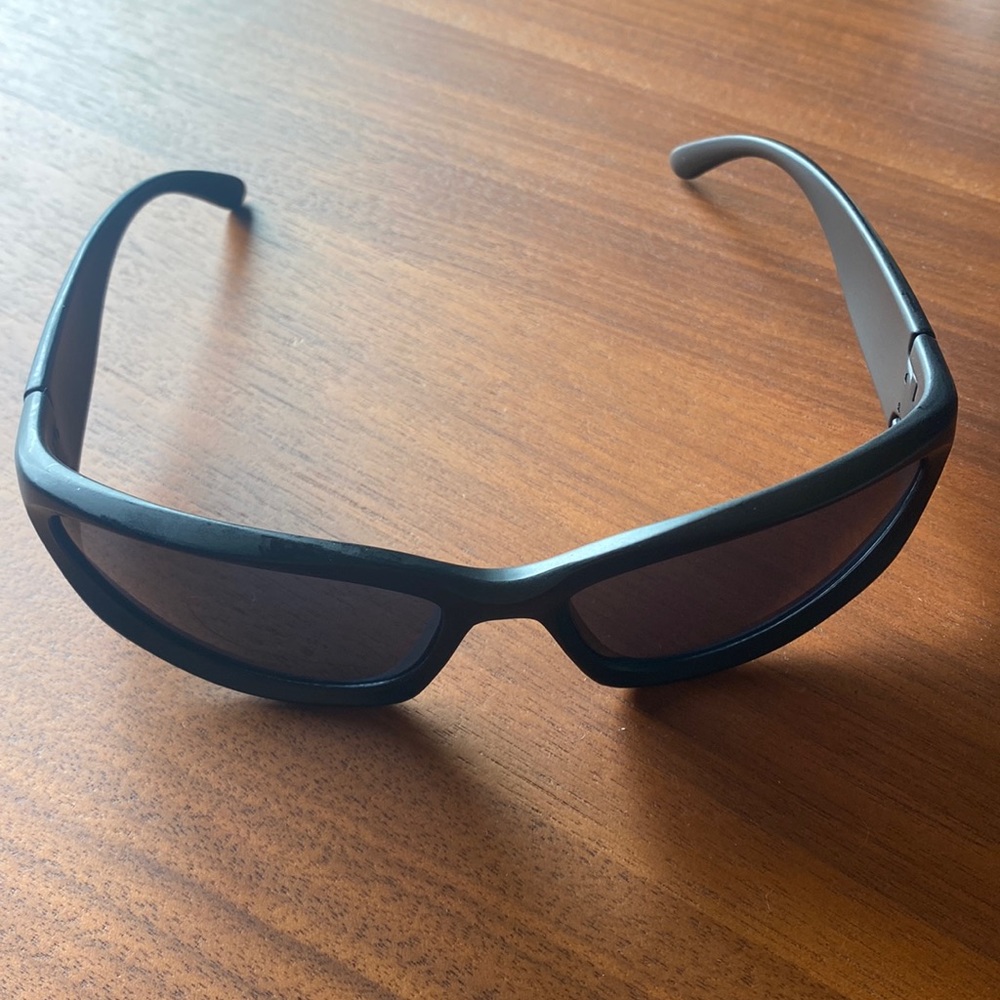 Sporty black UV protectant sunnies